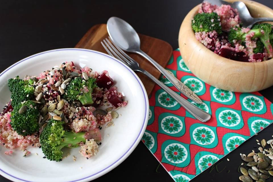 1. obrázek Quinoa s brokolicí a červenou řepou sypaná rozmarýnovými semínky