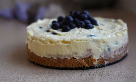 Obrázek  Cheesecake s bielou cokoladou a cucoriedkami