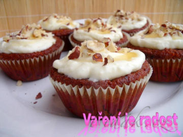 8. obrázek Cupcake s medem a karotkou