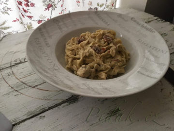 Obrázek Domácí fettuccine s kuřecím masem, bazalkovým pestem, sušenými rajčaty a riccotou